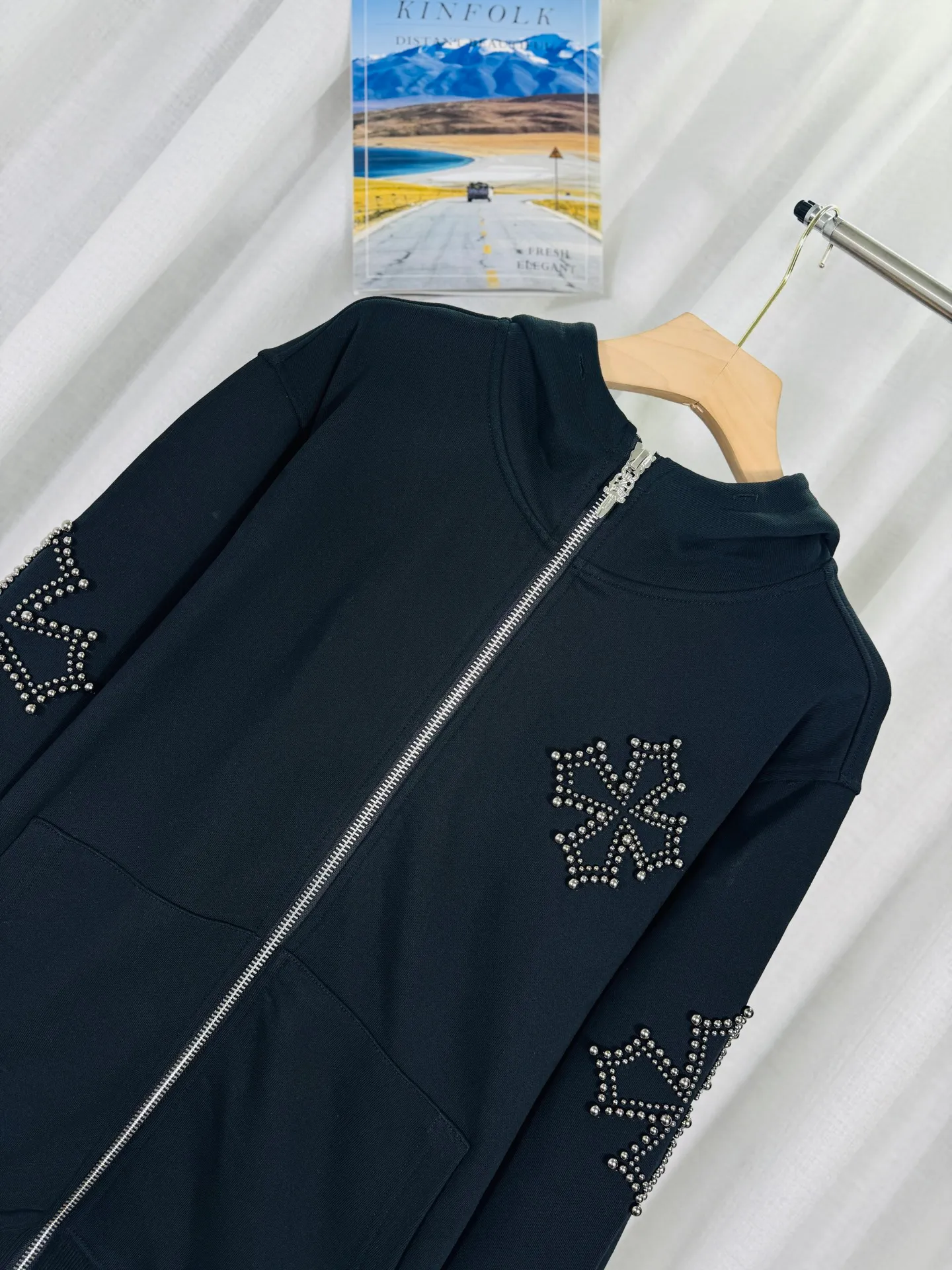 P380 top version, real shot without P, ​​different from market currency) 𝗖𝗵𝗿𝗼𝗺𝗲 𝗛𝗲𝗮𝗿𝘁𝘀/Cro Heart 2025 Rivets Autumn and Winter New Original Single Counter American Rivets 3D Three-dimensional Couple Casual Cardigan Sweatshirt 👑The highest version! Customized fabric 550g tripe terry fabric! American acid-washed and distressed original fabric with laser rivets. Best-selling model at the counter. Very comfortable to wear. Accessories: Original molded and authenticated collar label➕100% silk wash label. Genuine purchase-grade original hangtag➕matching hanging rope➕3D hanging beads➕original packaging bag. Craftsmanship: The original version has consistent wiring! The highest version of the armhole matching technique! Color: Black Size: S M L XL Style No.: 6105